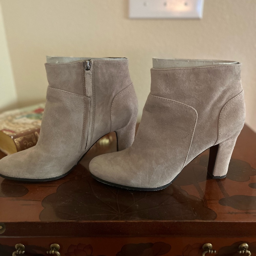 SAM EDELMAN Size 8 Salina in Putty Suede color.  Like new.  See photos .